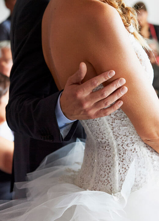 Geste tendrependant la cérémonie geste d'amour en photo