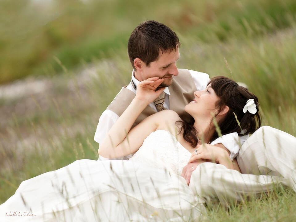Mariage champêtre en Bretagne Photo de couple marié