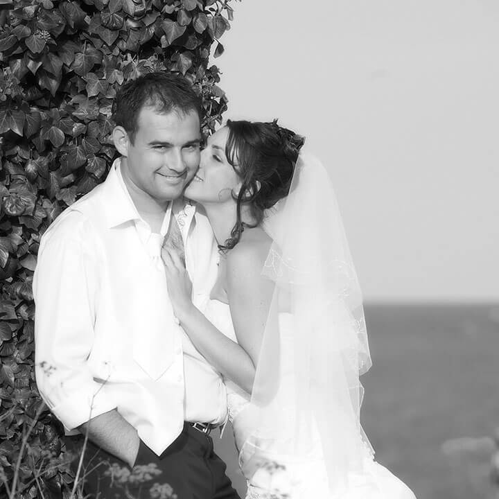 Photo de mariés à Saint-Quay-Portrieux Photo noir et blanc de mariés en Bretagne