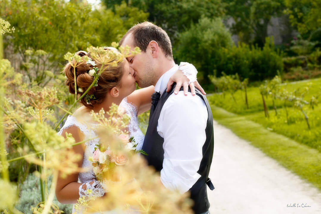 Baiser de mariés à l'abbaye de beauport, Paimpol Photo de mariés, mariage à Paimpol