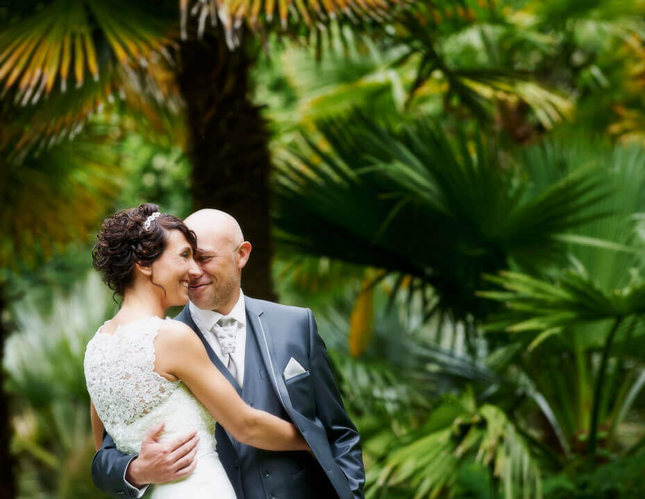 Les mariés dans à la palmeraie de la roche Jagu Photo de mariage - Palmeraie de La Roche Jagu