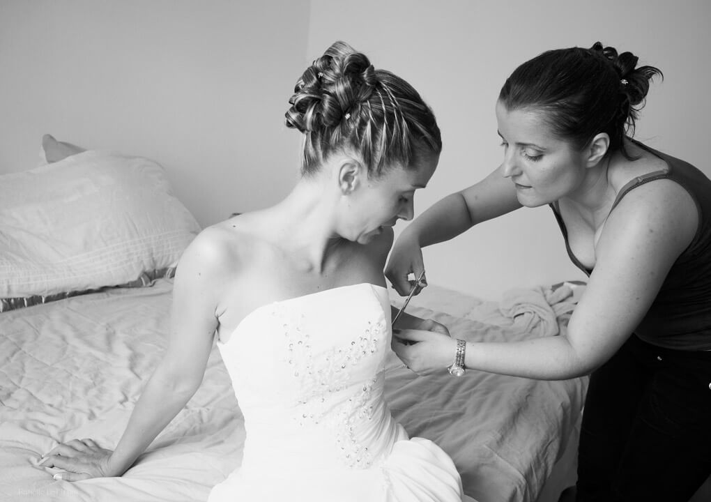 Robe de mariée : retouche de dernière minute Photo de préparation de la mariée