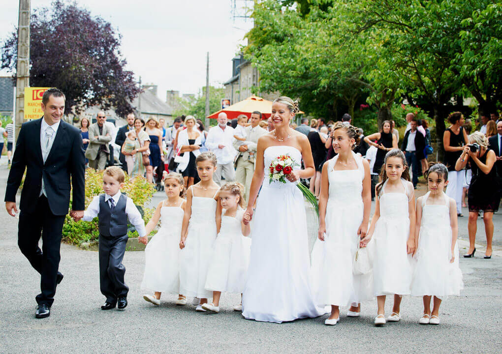 Les mariés, filles et garçons d'honneur Reportage de mariage à Boquého en Bretagne