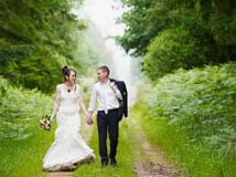 Photographie des mariés sur le chemin