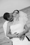 Mariés enlacés sur la plage - photo noir et blanc