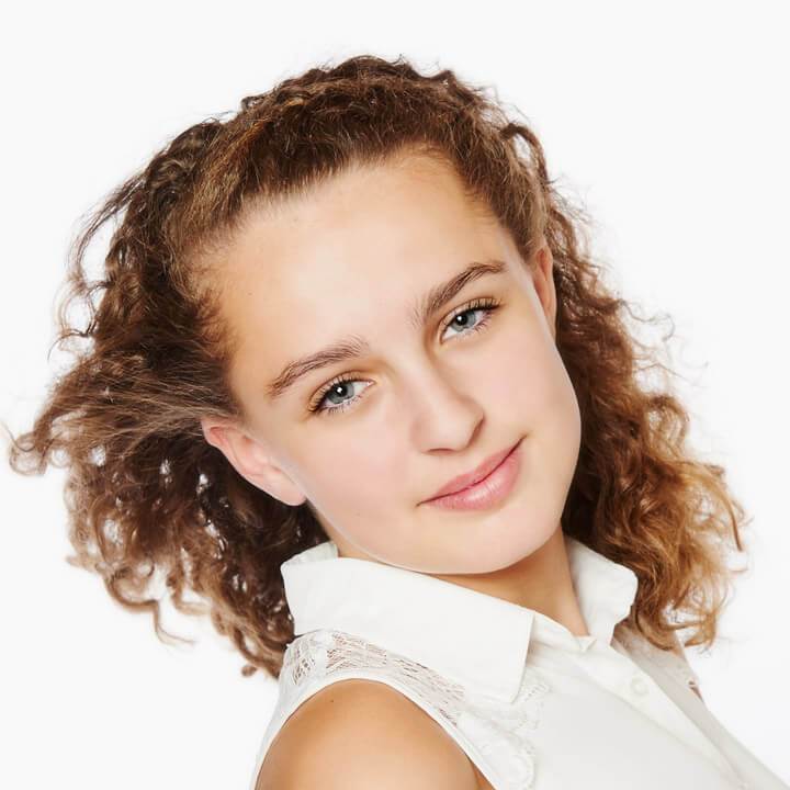 Photographie de grossesse prise en studio Photo grossesse couleur en studio