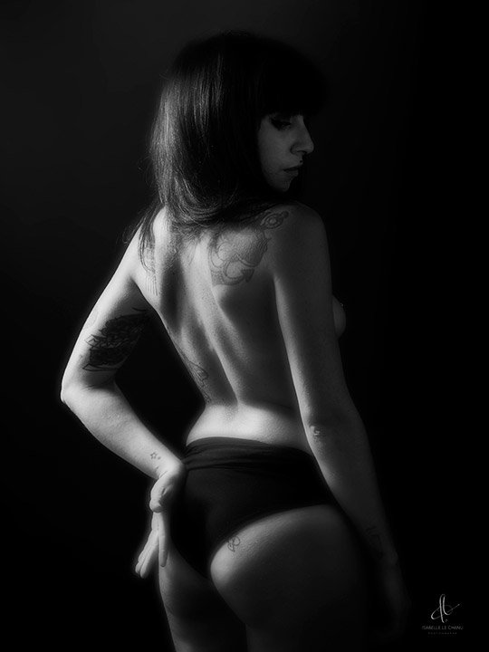 Portrait glamour d'une jeune femme Portrait glamour et tatouage