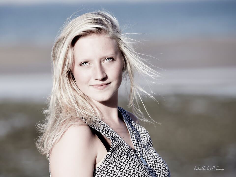 Portrait de jeune fille en lumière naturelle Portrait photo individuel en lumière naturelle - Bretagne