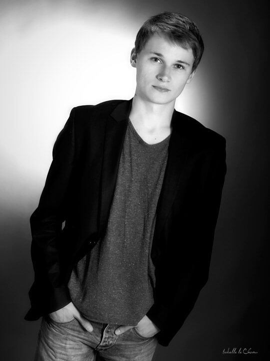 Portrait d'un jeune homme photographié en studio Portrait photo en studio, noir et blanc