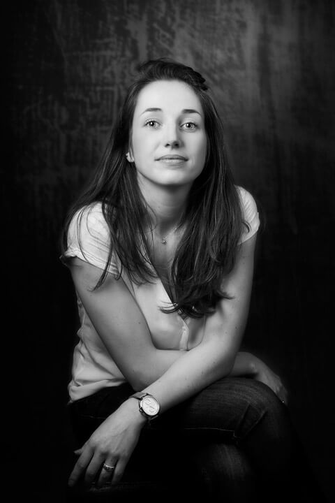 Élégante jeune fille prise en studio lors d'une séance en famille Portrait en noir et blanc - photo par Isabelle Le Chanu