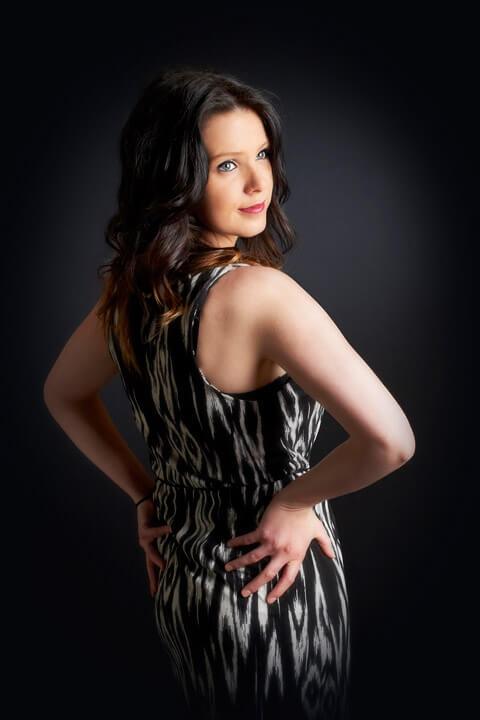 Portrait couleur en studio Portrait photo de femme en studio