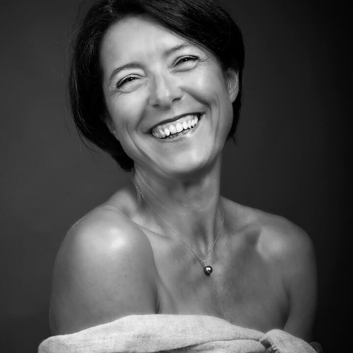 Portrait studio d'une femme pétillante! Portrait individuel studio, noir et blanc