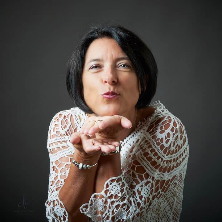 Portrait photo studio d'une femme de Bretagne