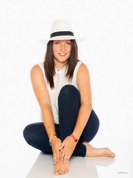 Portrait studio sur fond blanc Portrait individuel studio sur fond blanc