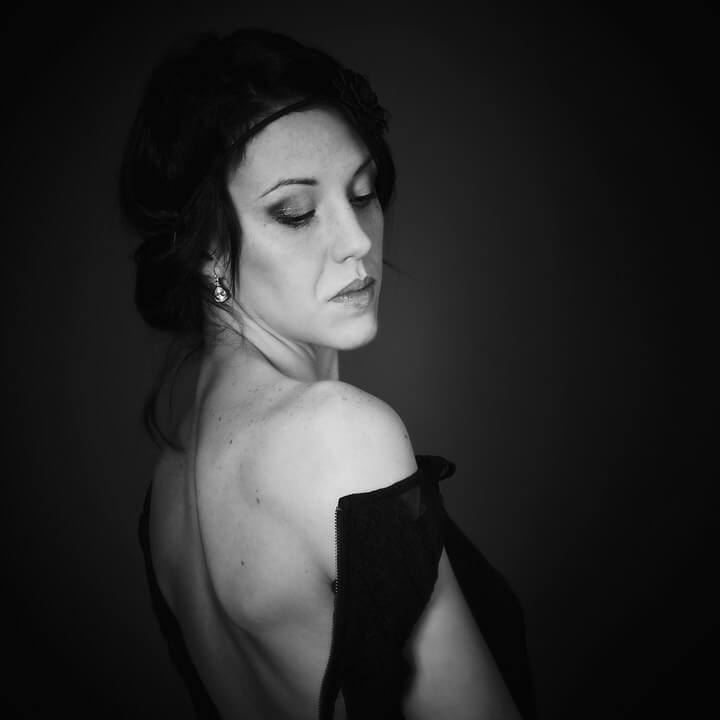 Photographie d'une femme sensuelle Photo studio glamour