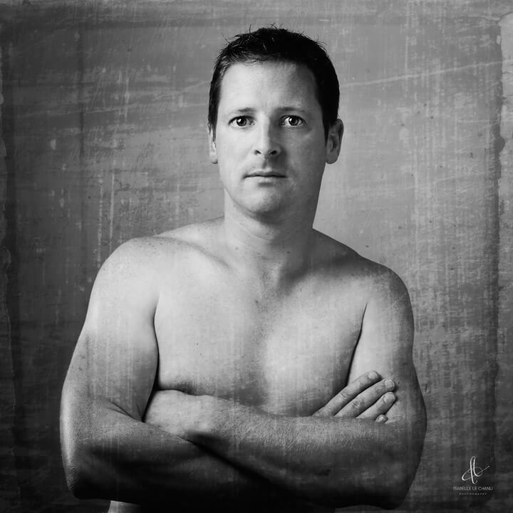 Portrait en noir et blanc, prise en studio Portrait individuel homme en studio et en noir et blanc