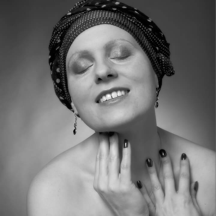 Photo portrait pour se révéler Portrait noir et blanc en studio par Isabelle Le Chanu